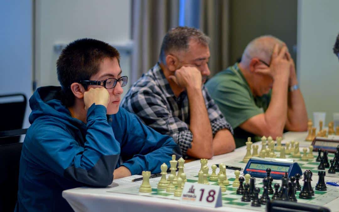 Estudantes participam de simultânea com grande mestre do xadrez