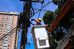 2024 01 02 - Prefeito cumprimenta funcionários da limpeza antes da operação Cidade Limpa e Caça Fios - Alex Ramos (66)