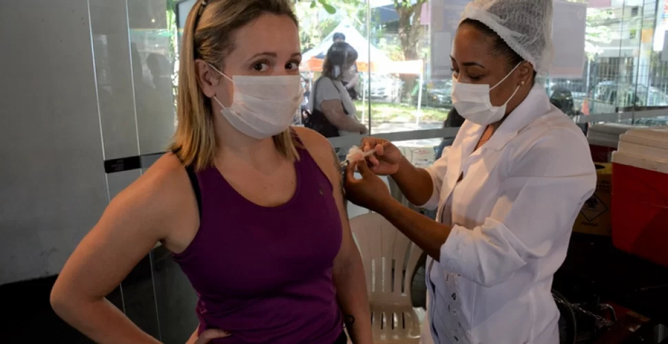 A vacinação em Niterói, na reta final da primeira dose. Foto- Divulgação Prefeitura