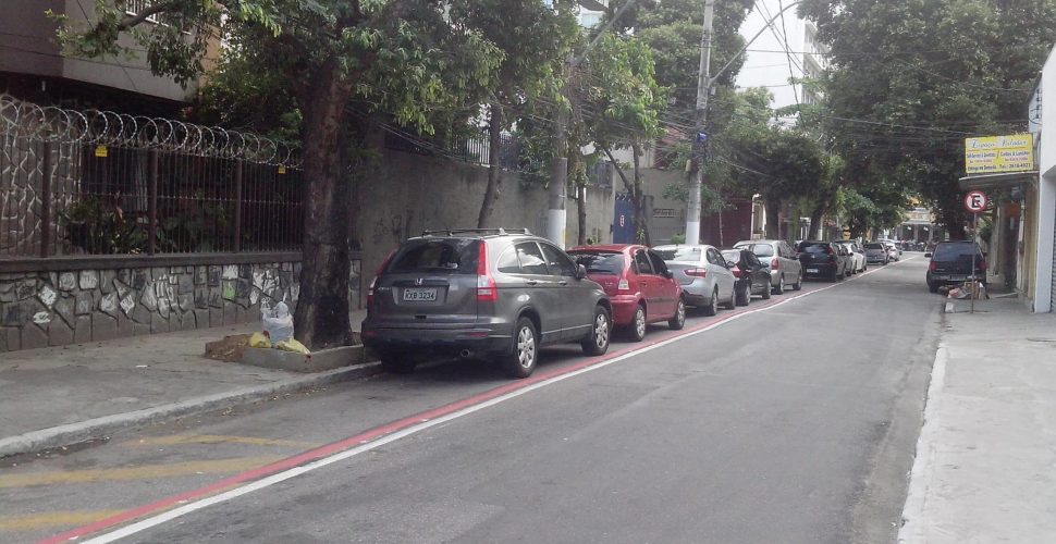 Rua Castilho França, em Icaraí, fica completamente interditada. Foto: leitor