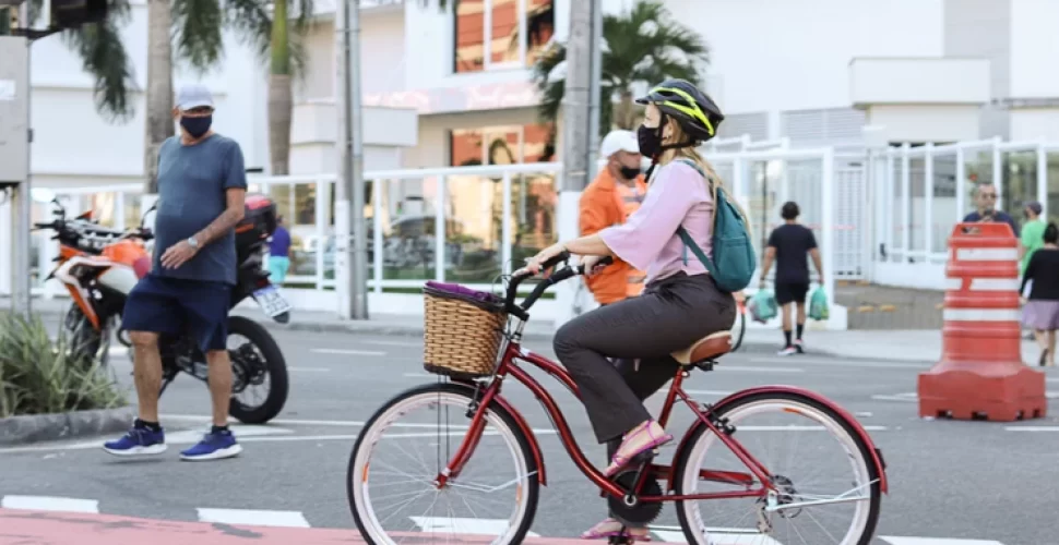 Calça social e capacete, o dress code de quem usa bicicleta para trabalhar. Foto: Amanda Ares