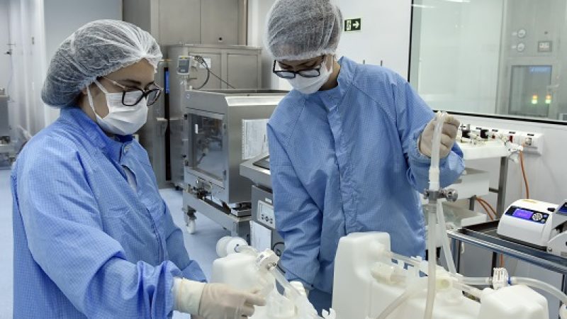 Especialistas que trabalham na produção de vacina. Brasil recebe mais doses da Janssen