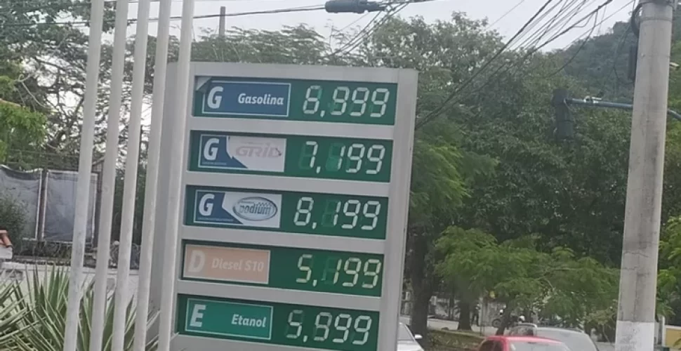 Gasolina comum a R$ 6,999 em posto de Niterói. Foto de leitor