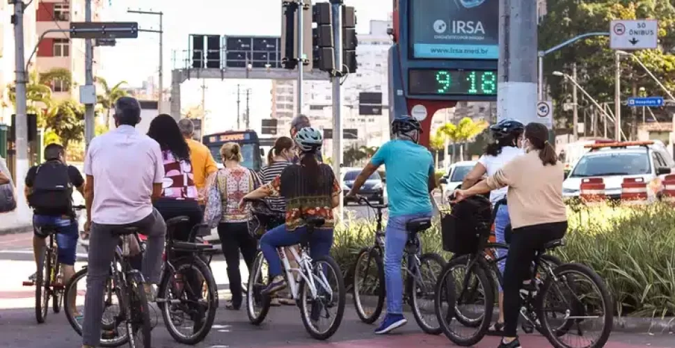 Grande número de pessoas é visto indo trabalhar de bicicleta. Foto: Amanda Ares