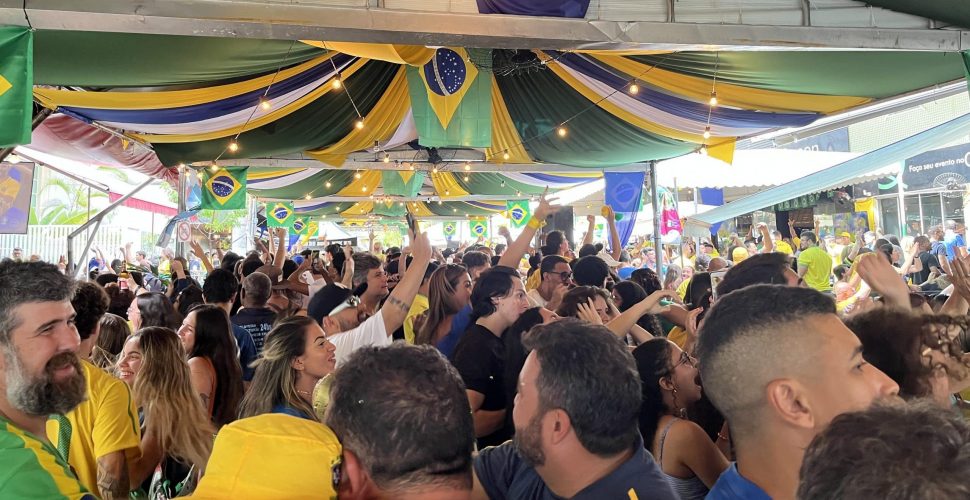 Torcedores comemoram vitória do Brasil em Niterói. Foto: Gabriel Mansu