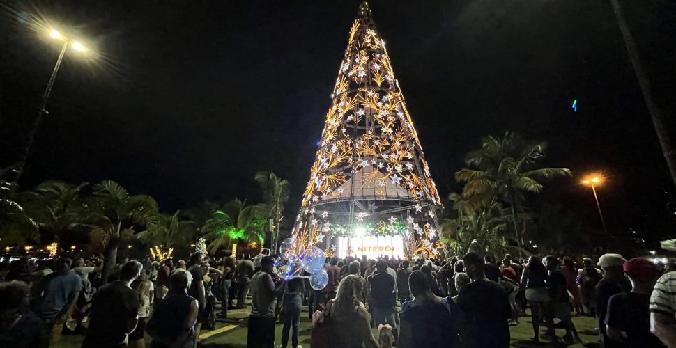 Centenas de pessoas prestigiam inauguração da Árvore de Natal. Foto: Gabriel Mansur