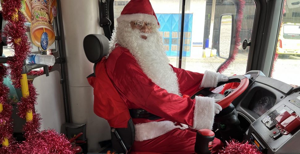 Motorista de ônibus se fantasia de Papai Noel em Niterói. Foto: Gabriel Mansur