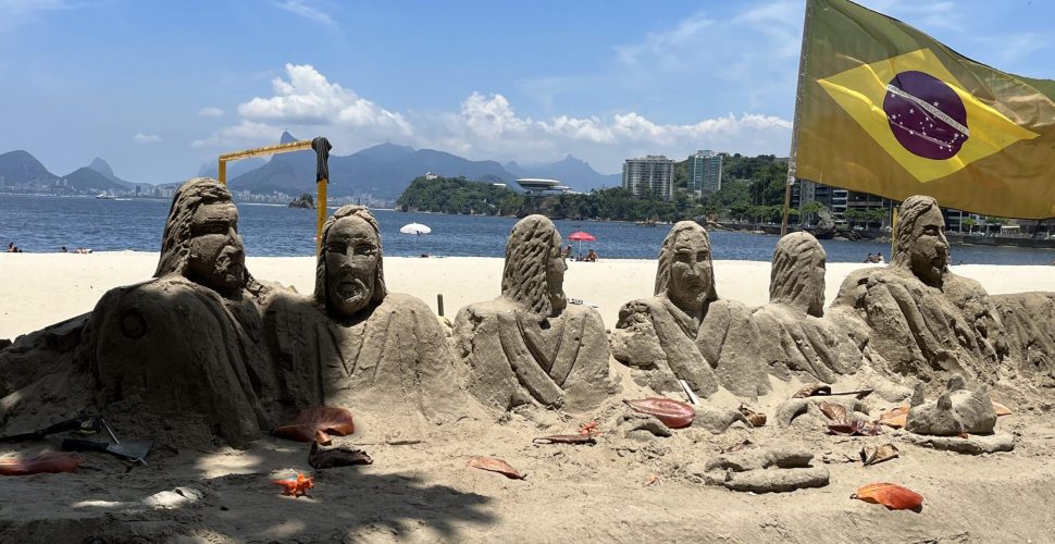 Escultura da Santa Ceia chama atenção na praia de Icaraí. Foto: Gabriel Mansur