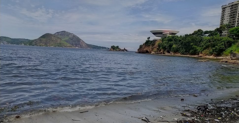 Praia da Boa Vagem está imprópria para banho. Foto: leitor