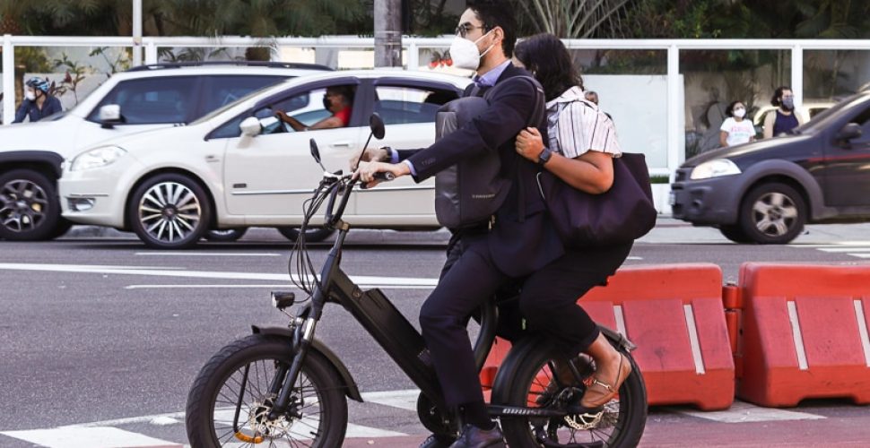 Trocar o carro ou ônibus pela bicicleta para ir trabalhar tem uma série de benefícios. Foto: Amanda Ares