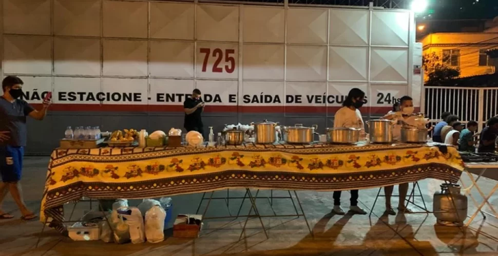 Iniciativa de moradores distribui sopa e ajuda a matar a fome de desempregados em Niterói