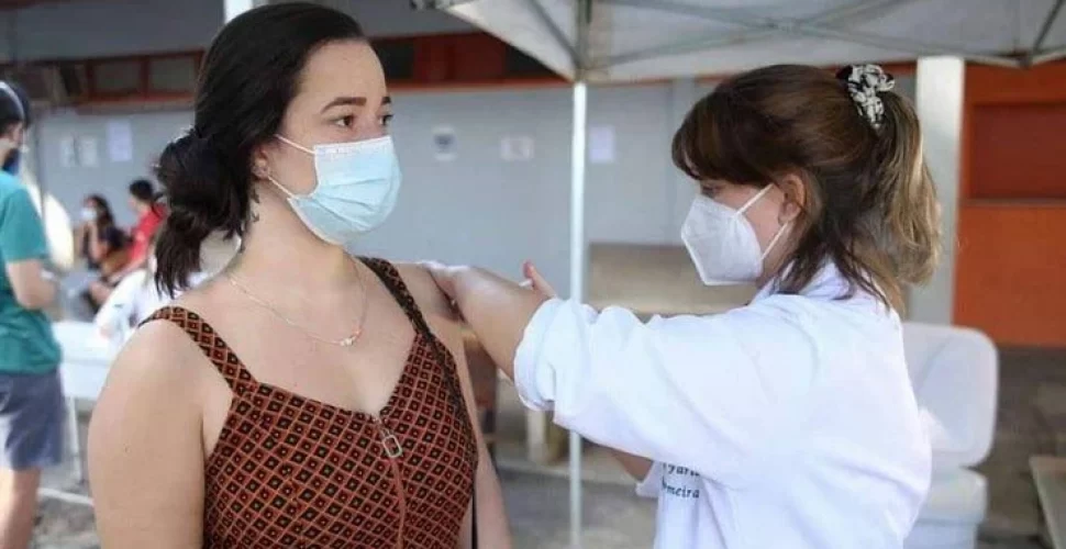 Jovem é vacinada contra Covid. Foto- Divulgação Prefeitura de Niterói