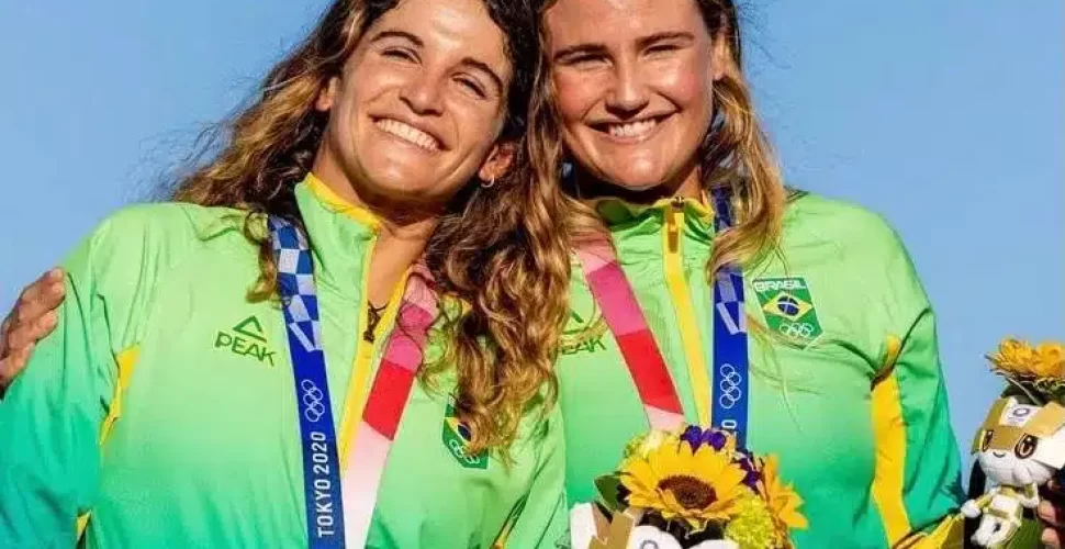 Martine Grael e Kahena Kunze celebram o bicameponato nas Olimpíadas Foto- Reprodução: Instagram Confederação Brasileira de Vela