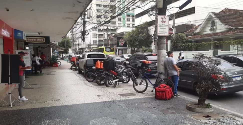 Na Rua Gavião Peixoto, poucas motos para entrega. Foto de leitor