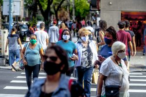 População caminhando na Gavião Peixoto - Gustavo Stephan