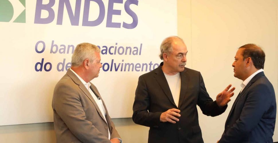 O prefeito de Niterói, Axel Grael, o presidente do Banco Nacional de Desenvolvimento Econômico e Social (BNDES), Aloizio Mercadante, e o ex-prefeito e atual secretário-executivo Rodrigo Neves