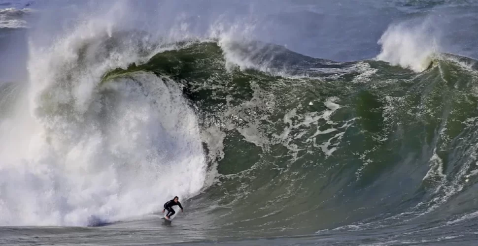 Surfistas encaram ondas gigantes em Itacoatiara, e imagens impressionam