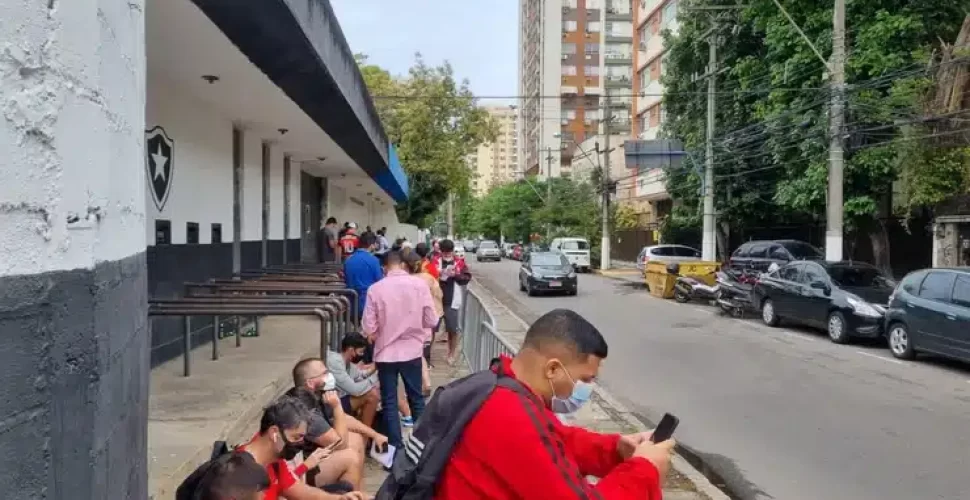Torcedores do Flamengo fazem fila no Caio Martins. Foto- Reprodução:Twitter