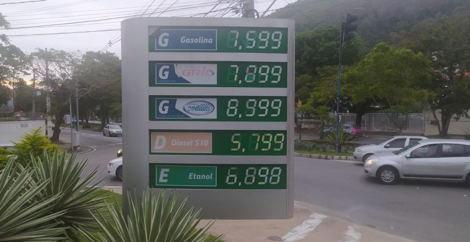 Reajuste já se reflete nos postos, e gasolina chega a R$ 7,60 em Niterói