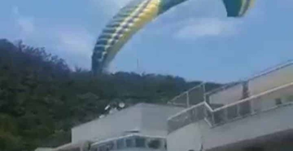 Homem que praticava parapente cai entre prédios de Charitas; vídeo