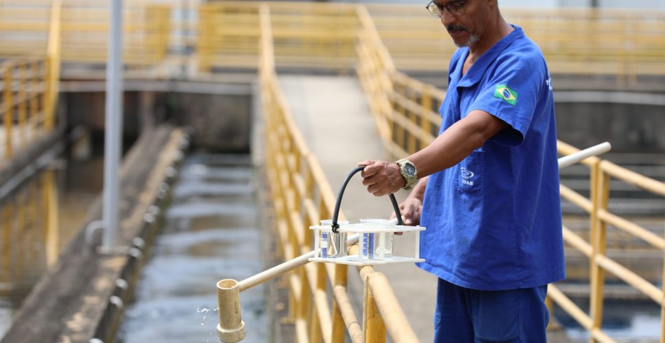 abastecimento de água tecnico colhe amostras