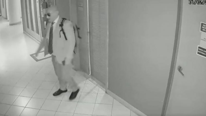 assaltante com máscara