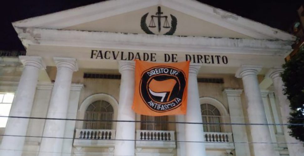 Faculdade de Direito da UFF exibe bandeira antifascista. Foto: leitor