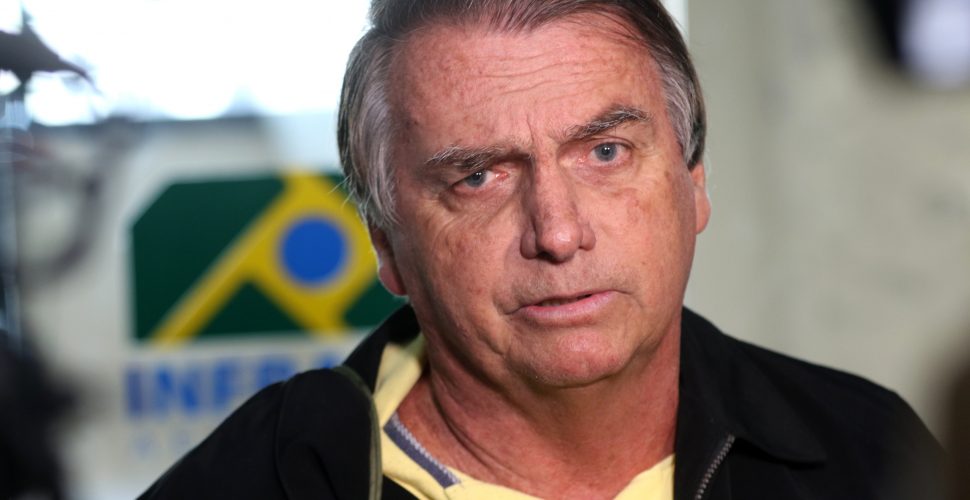 Rio de Janeiro (RJ), 29/06/2023 - O ex-presidente Jair Bolsonaro desembarca no aeroporto Santos Dumont e fala sobre o julgamento no TSE que pode torná-lo inegelível. Foto:Tânia Rêgo/Agência Brasil