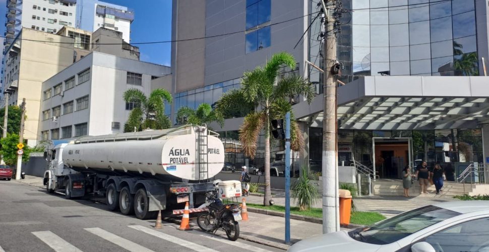 caminhão pipa abastece hospital em niterói
