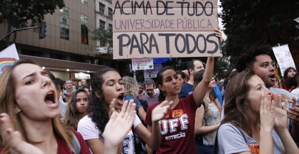 Estudantes e professores protestam contra o bloqueio de verbas da educação. Foto: Fernando Frazão/Agência Brasil