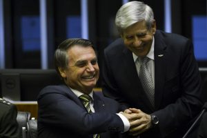 O presidente Jair Bolsonaro e o ministro-chefe do Gabinete de Segurança Institucional, general Augusto Heleno, participam de sessão solene em homenagem ao aniversário do Comando de Operações Especiais do Exército Brasileiro, na Câmara dos Deputados.