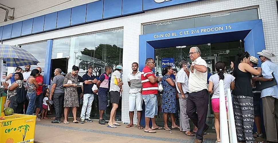 Pessoas enfrentam filas para aderir ao crédito consignado. Foto: Antônio Cruz/Agência Brasil
