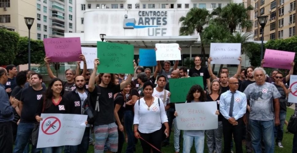 Alunos e estudantes da UFF protestam contra bloqueio de verbas. Foto: Divulgação/UFF