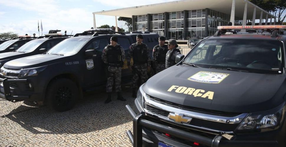 Militares e Veículos da Força Nacional de Segurança Pública do Brasil, em frente ao Palácio do Planalto e naPraça dos Três Poderes  em Brasília