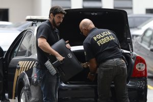Rio de Janeiro - A Polícia Federal e a Receita Federal deflagraram nesta manhã os trabalhos da 30ª fase da Operação Lava Jato, a operação Vício. Na foto carros da Polícia Federal chegam com malotes e computadores na sede da polícia, região portuária do Rio (Tânia Rêgo/Agência Brasil)