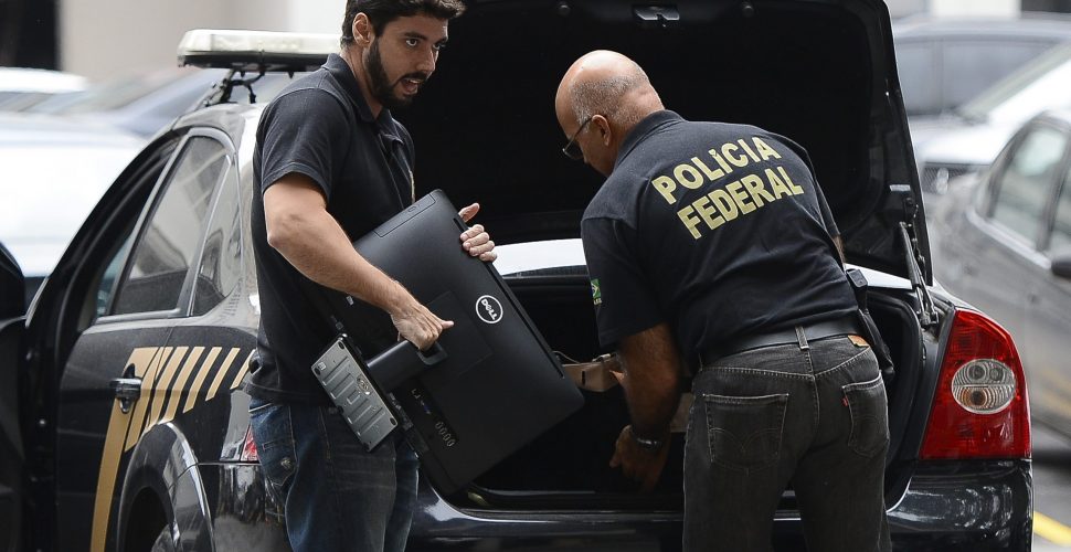 Rio de Janeiro - A Polícia Federal e a Receita Federal deflagraram nesta manhã os trabalhos da 30ª fase da Operação Lava Jato, a operação Vício. Na foto carros da Polícia Federal chegam com malotes e computadores na sede da polícia, região portuária do Rio (Tânia Rêgo/Agência Brasil)