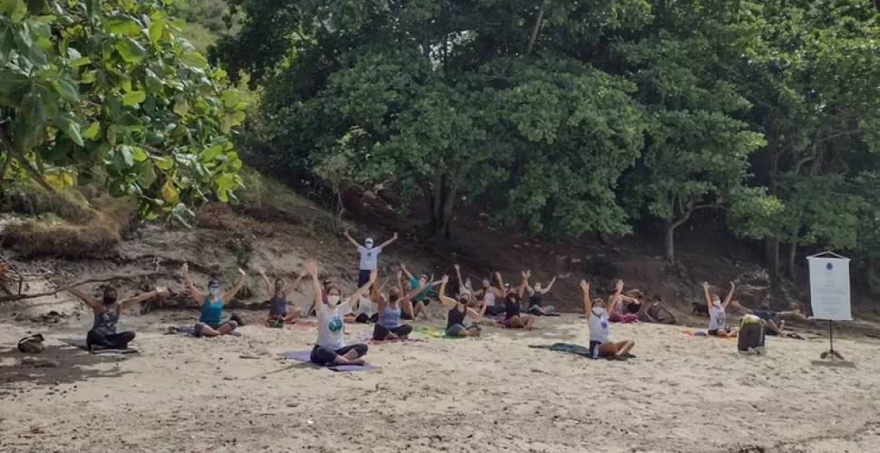 projeto-yoga-na-praia-retorna-às-areias-da-boa-viagem-em-niterói