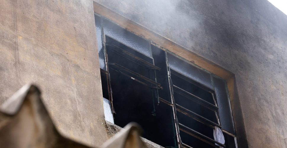 Rio de Janeiro (RJ), 12/02/2025 - Incêndio atinge a fábrica de roupas Maximus Confecções, no bairro de Ramos, na zona norte do Rio de Janeiro. A instalação produz fantasias para o carnaval carioca. Foto: Tânia Rêgo/Agência Brasil