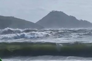 Ressaca na praia de Itaipu