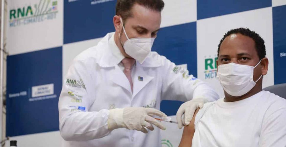 vacina brasileira primeira aplicação